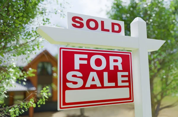 Verkauft Verkaufen Immobilien Zeichen Vor Der Immobilie — Stockfoto