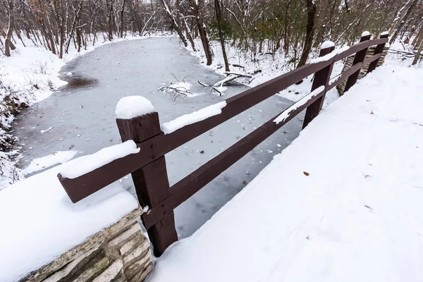 Puente Rústico Sobre Río Congelado Invierno — Foto de Stock