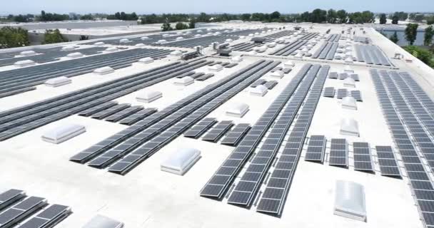 Pan Aerial Solar Panels Mounted Roof Large Industrial Building Warehouse — Stockvideo