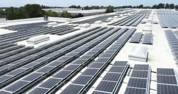 Pan Aerial Solar Panels Mounted Roof Large Industrial Building Warehouse — Vídeo de Stock