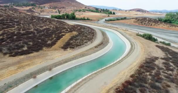 Pan Aerial Water Flowing Aqueduct — Video Stock