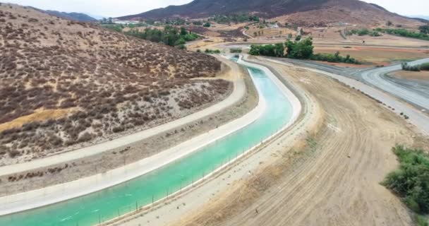 Pan Aerial Water Flowing Aqueduct — Αρχείο Βίντεο