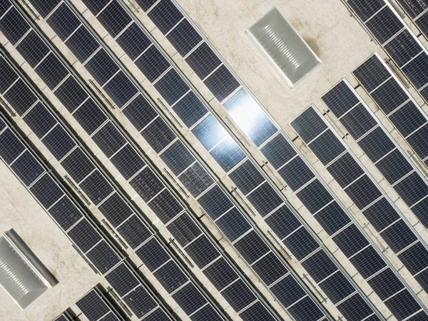 Повітряний Вид Сонячних Панелей Піднявся Даху Великого Промислового Будинку Або — стокове фото