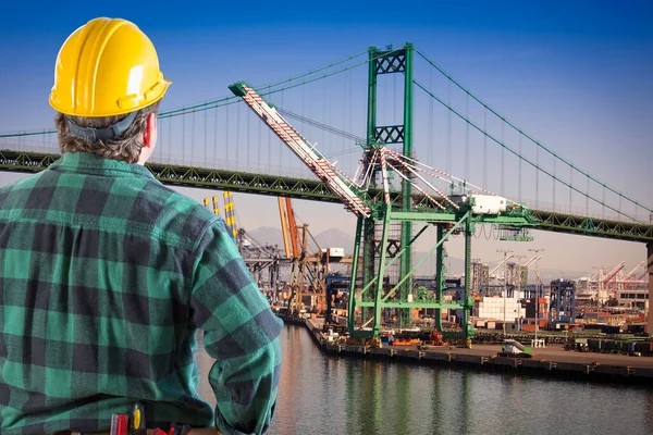 Hombre Trabajador Con Sombrero Duro Amarillo Con Vista Astillero Puente —  Fotos de Stock