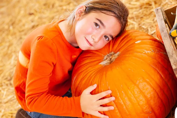 Giovane Ragazza Che Abbraccia Una Grande Zucca Alla Zucca Patch — Foto Stock