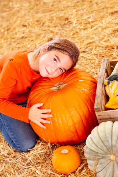 Jong Meisje Knuffelen Een Groot Pompoen Pompoen Patch — Stockfoto