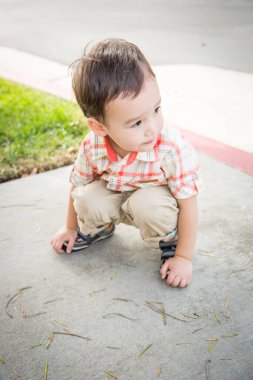 Genç Çinli ve beyaz çocuk parkta eğleniyor.