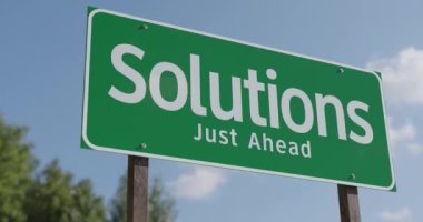 Pan of Solutions 'dan 4k Yolu Yeşil Yol İşaretinin Önünde.