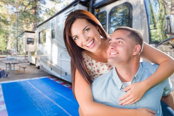 Jeune Couple Militaire Adulte Devant Leur Beau Camping Car Terrain — Photo