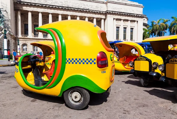 Liten taxi kallas cocotaxis i Havanna — Stockfoto