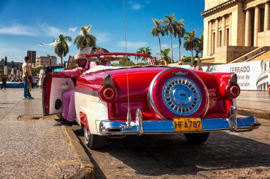 Klasik ford Havana'da turistler için bekliyor
