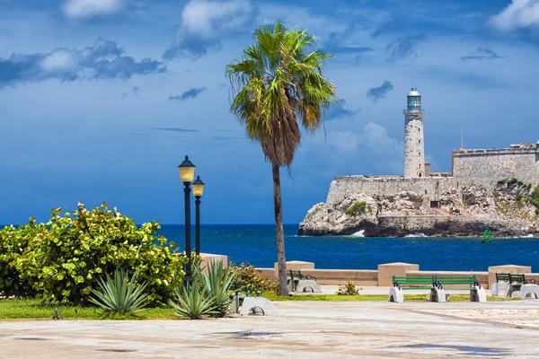 Das schloss el morro in havana und ein nahe gelegener park — Stockfoto