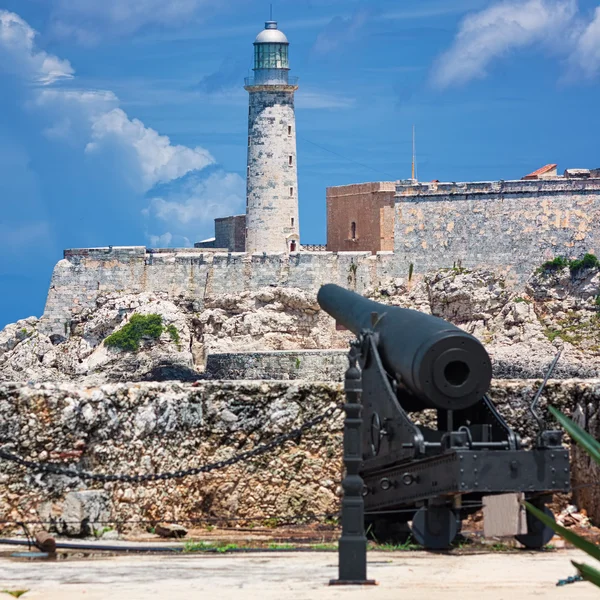 El castillo de El Morro en La Habana con un viejo cañón — Foto de Stock