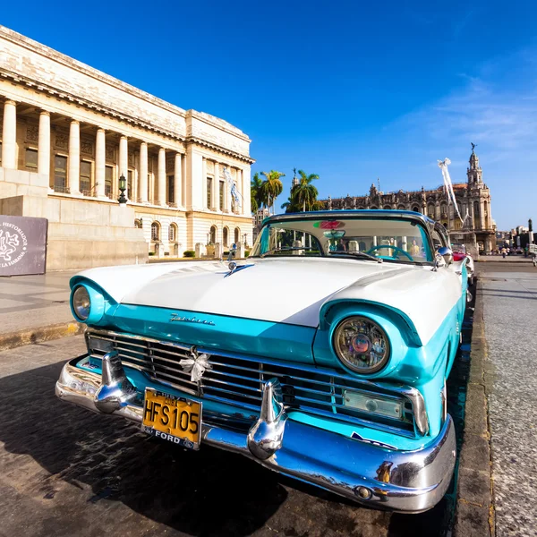 Ford clássico perto do edifício Capitólio em Cuba — Fotografia de Stock