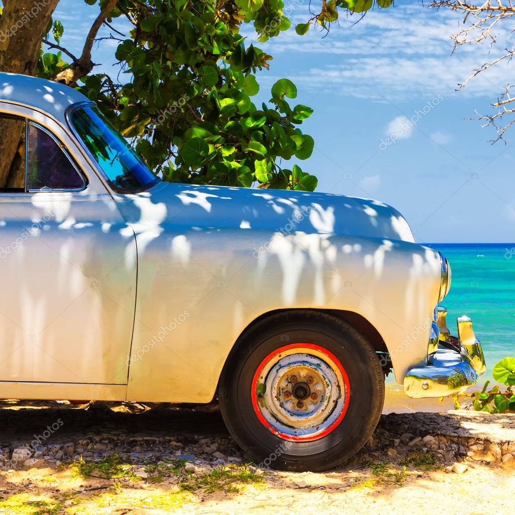 Vintage car at a beach in Cuba – Stock Editorial Photo © kmiragaya