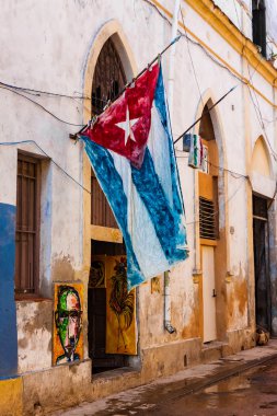 eski püskü eski havana Küba bayrağı ile evde