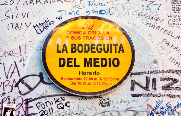 Sign with graffitti at La Bodeguita del Medio in Havana — Stock Photo, Image