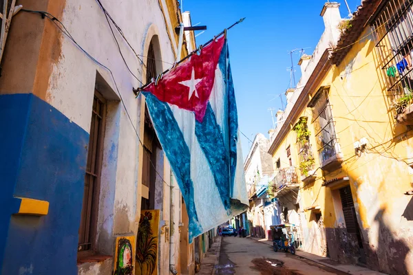 Rua em Havana Velha com uma bandeira cubana — Fotografia de Stock