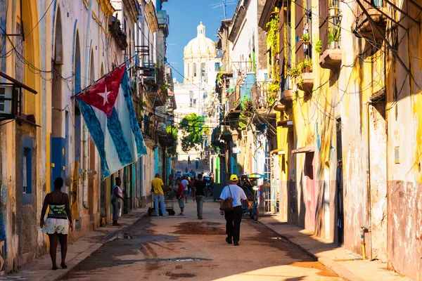 Calle típica de la Habana Vieja — Foto de Stock