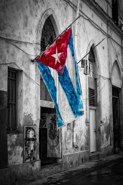 eski püskü bir sokakta Havana Küba bayrağı