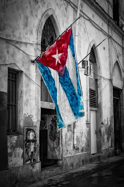 Cubaanse vlag in een sjofel straat in havana — Stockfoto