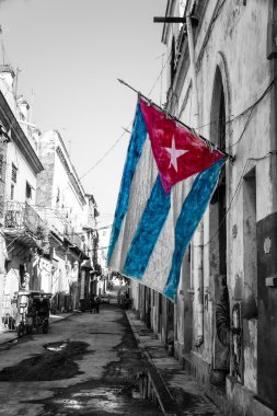 eski püskü bir sokakta Havana Küba bayrağı