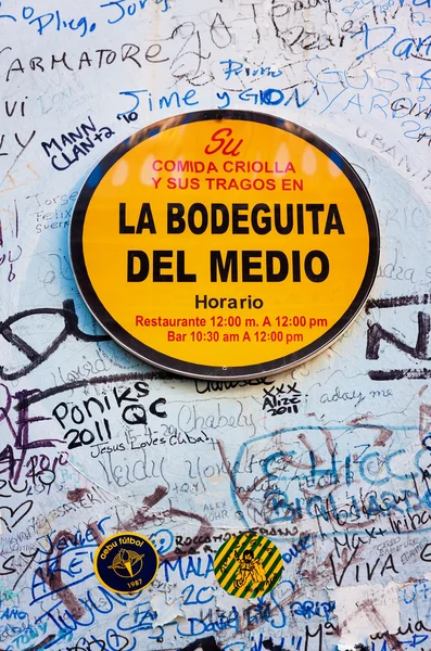 Знак на La Bodeguita del Nedio в гавані — стокове фото