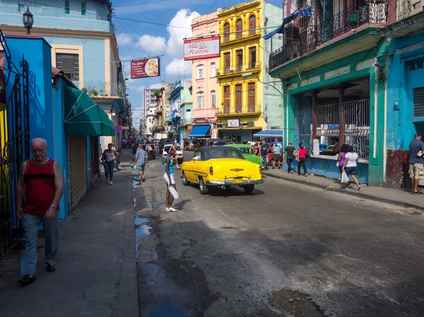 Havana'da iyi bilinen bir sokakta kentsel sahne — Stok fotoğraf
