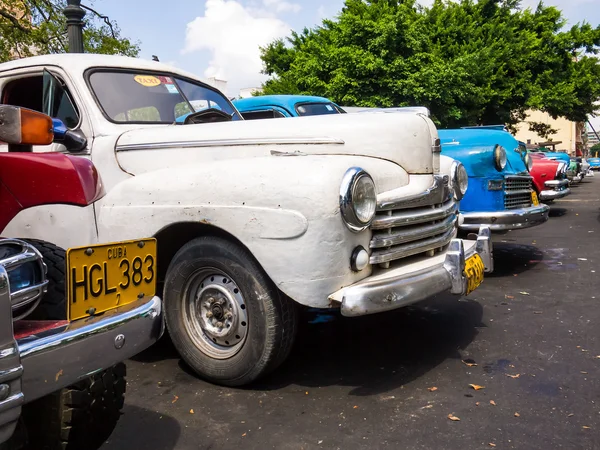 Staré omšelé americká auta na Kubě — Stock fotografie