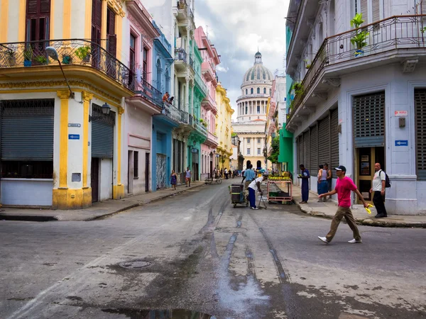 Urban scene in street leading to the Capitol in Havana — Stock Photo, Image