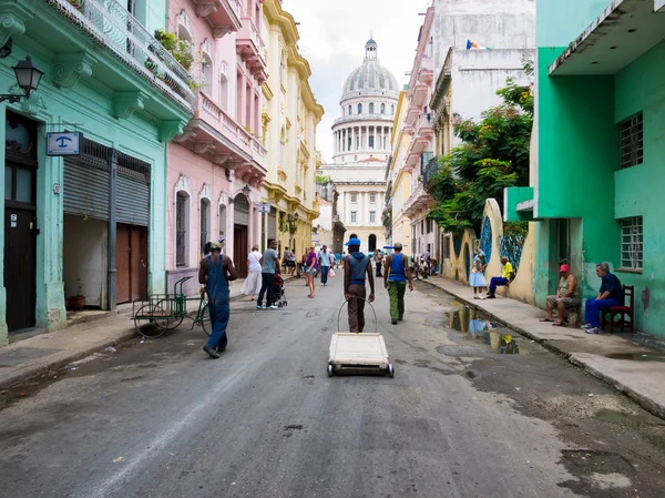 Cena urbana na rua que leva ao Capitólio em Havana — Fotografia de Stock