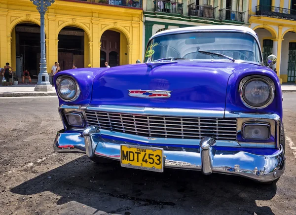 Chevrolet Vintage frente a coloridos edificios en Cuba —  Fotos de Stock