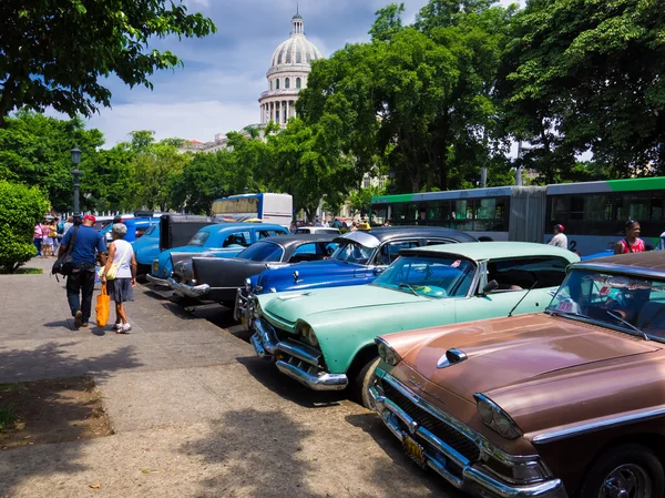 Alte schäbige amerikanische autos in kuba — Stockfoto