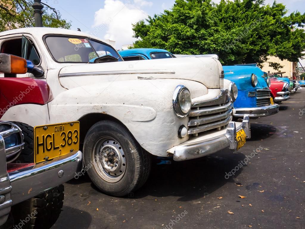 Alte schäbige amerikanische autos in kuba — Redaktionelles ...