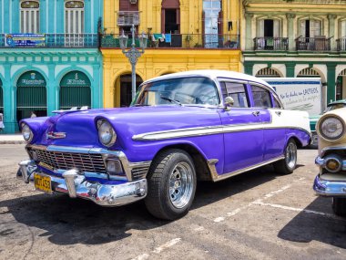 Klasik chevrolet Eski Havana'da park etmiş.