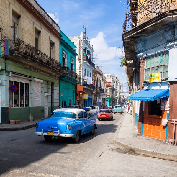 Cena urbana em uma rua bem conhecida em Havana — Fotografia de Stock