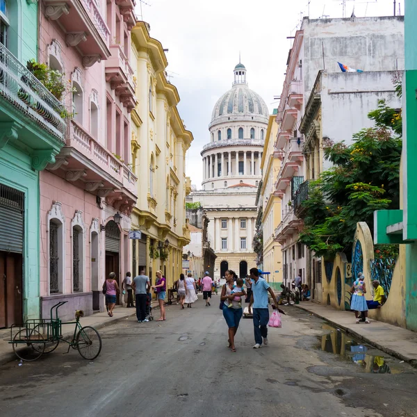 Escena urbana que representa la vida en La Habana Vieja —  Fotos de Stock