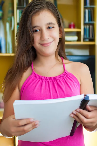 Hispanic girl reading at home — Stock Photo, Image