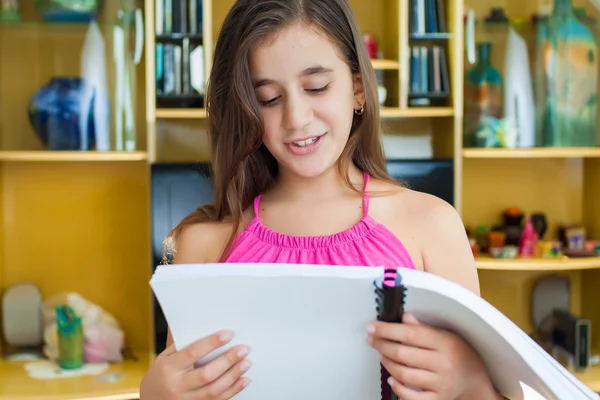 Hispanic girl reading at home — Stock Photo, Image