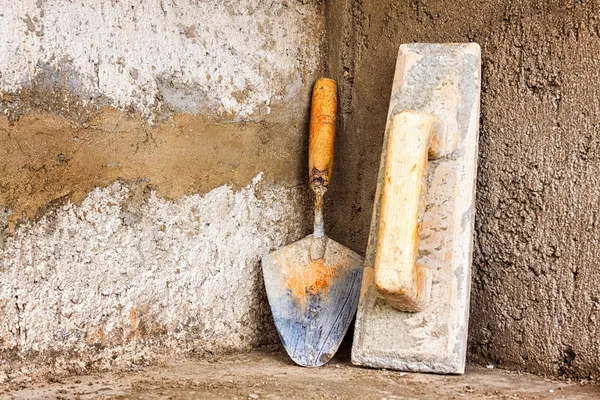 Masonry tools on a concrete wall — Stock Photo, Image