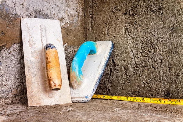 Mauerwerkzeuge an einer Betonwand — Stockfoto