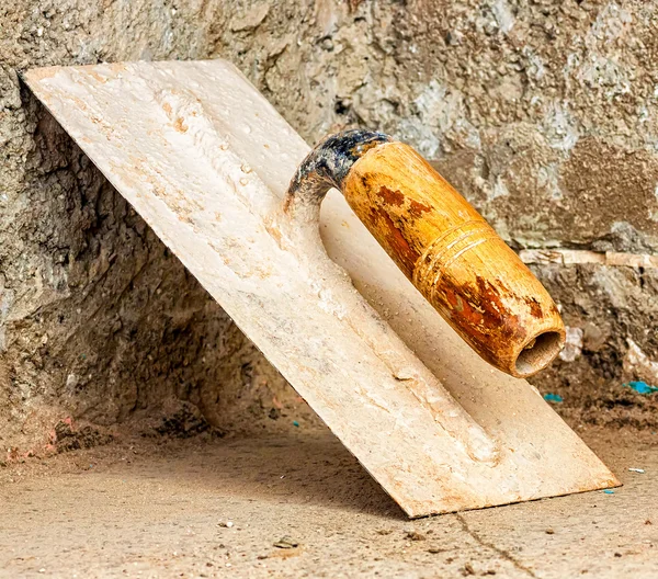 Paleta en una pared de hormigón — Foto de Stock