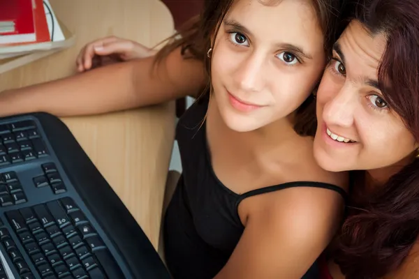 拉丁女孩和她美丽的妈妈，在计算机上工作 — 图库照片