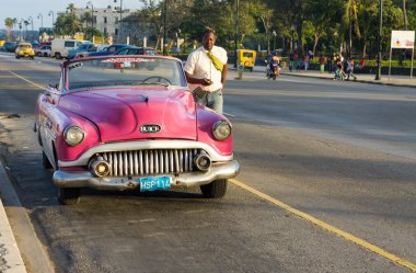Yaşlı Amerikan arabası sokakta Havana