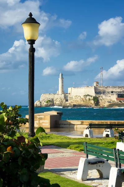 Park in Havanna mit dem Schloss el morro im Hintergrund — Stockfoto