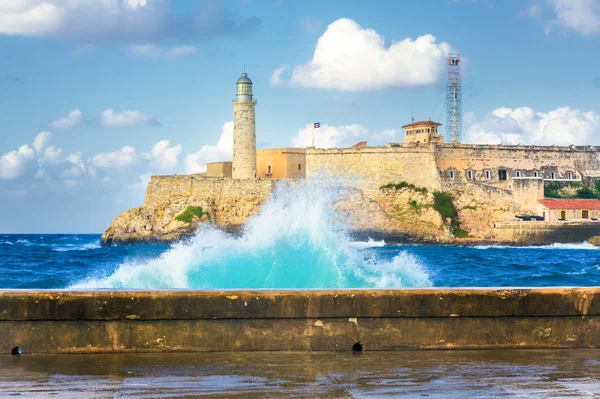 Hurrikán Havannában és az El-Morro castle — Stock Fotó
