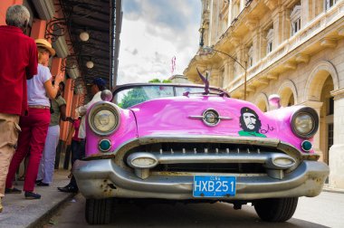 Vintage Amerikan arabanın yakınında el floridita Havana