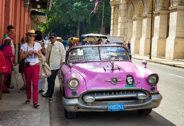 Carro americano vintage perto de El FLoridita em Havana — Fotografia de Stock