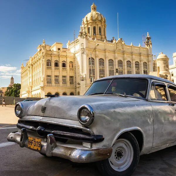Carro vintage perto do Museu da Revolução em Havana — Fotografia de Stock