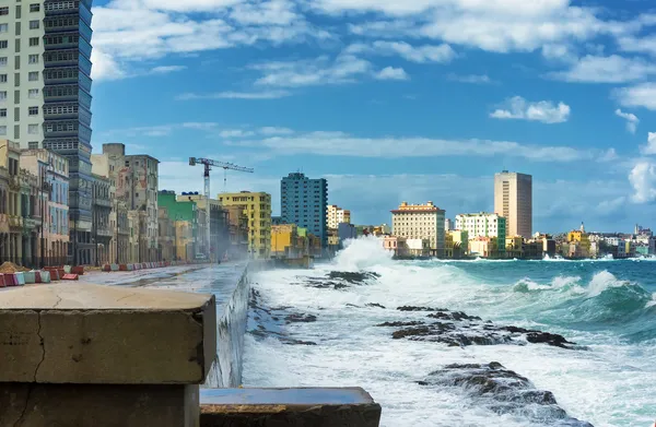 飓风在哈瓦那与巨大的海波浪 — 图库照片